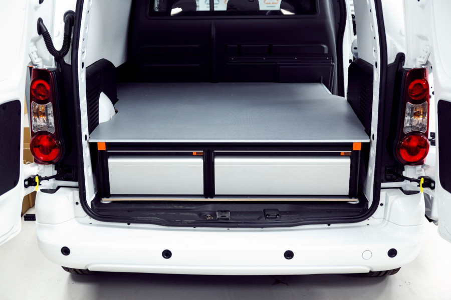 Un double plancher ou plancher surélevé permet d'optimiser l'espace utile de votre véhicule professionnel.